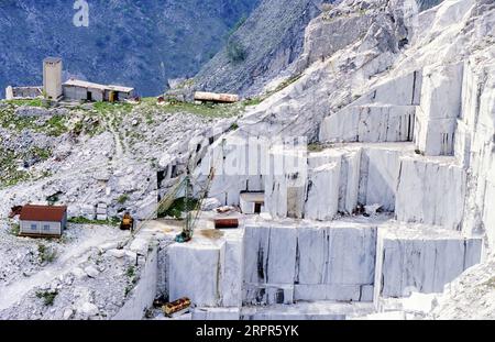 Hohe Steinberge und Marmorbrüche im Apennin in der Toskana, Carrara Italien. Offener Marmorabbau. Stockfoto