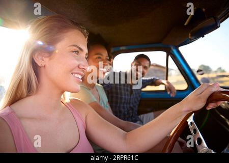 Gruppe Von Freunden Auf Road Trip Mit Dem Taxi Des Pick-Up-Trucks Stockfoto