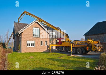 Mobile Betonpumpe mit langem Ausleger Stockfoto