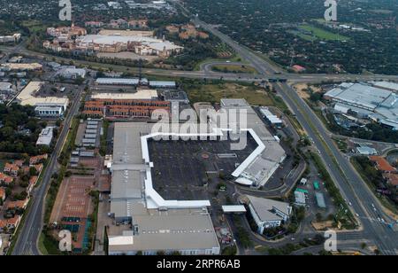 200327 -- JOHANNESBURG, 27. März 2020 -- Luftaufnahme am 27. März 2020 zeigt einen fast leeren Parkplatz und die umliegenden Straßen in Johannesburg, Südafrika, am ersten Tag einer 21-tägigen nationalen Sperrung. Südafrika meldete am Freitag seine ersten beiden Todesfälle infolge des neuartigen Coronavirus, wobei die Gesamtzahl der bestätigten Fälle im Land laut gesundheitsministerium über 1.000 lag. Um der Epidemie zu begegnen, kündigte die südafrikanische Regierung eine 21-tägige nationale Lockdown ab Mitternacht Donnerstag an. SÜDAFRIKA-JOHANNESBURG-COVID-19-LOCKDOWN CHENXCHENG PUBLICAT Stockfoto