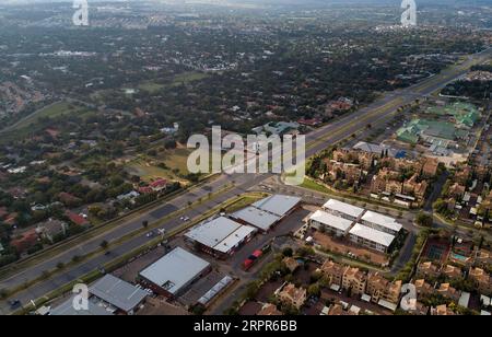 200327 -- JOHANNESBURG, 27. März 2020 -- Luftaufnahme aufgenommen am 27. März 2020 zeigt fast leere Straßen und Straßen in Johannesburg, Südafrika, am ersten Tag einer 21-tägigen nationalen Lockdown. Südafrika meldete am Freitag seine ersten beiden Todesfälle infolge des neuartigen Coronavirus, wobei die Gesamtzahl der bestätigten Fälle im Land laut gesundheitsministerium über 1.000 lag. Um der Epidemie zu begegnen, kündigte die südafrikanische Regierung eine 21-tägige nationale Lockdown ab Mitternacht Donnerstag an. SÜDAFRIKA-JOHANNESBURG-COVID-19-LOCKDOWN ChenxCheng PUBLICATIONxNOTxINxCHN Stockfoto