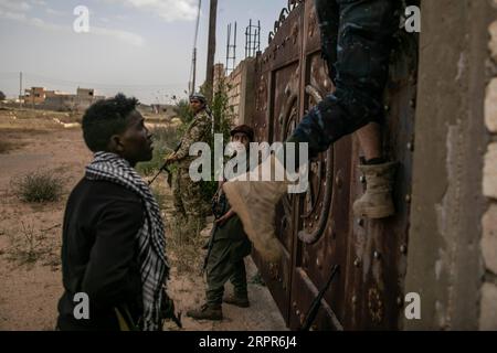 200328 -- TRIPOLI, 28. März 2020 -- die von den Vereinten Nationen unterstützten GNA-Kämpfer nehmen bei den Auseinandersetzungen mit der Libyschen Nationalarmee LNA in Ost-Libyen am 27. März 2020 an der Frontlinie von Al-Ramla in Tripoli Stellung. Die östliche Armee führt seit April 2019 in und um die Hauptstadt Tripoli einen Militärfeldzug, der versucht, die Stadt zu übernehmen und die von der UNO anerkannte GNA von Premierminister Fayez al-Sarraj zu stürzen. Foto: /Xinhua LIBYA-TRIPOLI-FRONTLINE AmruxSalahuddien PUBLICATIONxNOTxINxCHN Stockfoto