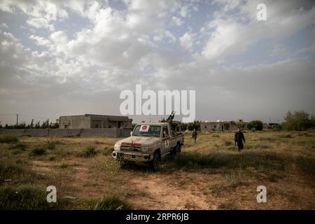 200328 -- TRIPOLI, 28. März 2020 -- die von den Vereinten Nationen unterstützten GNA-Kämpfer nehmen bei den Auseinandersetzungen mit der Libyschen Nationalarmee LNA in Ost-Libyen am 27. März 2020 an der Frontlinie von Al-Ramla in Tripoli Stellung. Die östliche Armee führt seit April 2019 in und um die Hauptstadt Tripoli einen Militärfeldzug, der versucht, die Stadt zu übernehmen und die von der UNO anerkannte GNA von Premierminister Fayez al-Sarraj zu stürzen. Foto: /Xinhua LIBYA-TRIPOLI-FRONTLINE AmruxSalahuddien PUBLICATIONxNOTxINxCHN Stockfoto