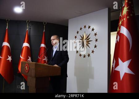 200328 -- ISTANBUL, 28. März 2020 Xinhua -- der türkische Präsident Erdogan spricht während einer Pressekonferenz in Istanbul, Türkei, am 27. März 2020. Der türkische Präsident Recep Tayyip Erdogan sagte am Freitag, dass alle internationalen Flüge im Rahmen der Bekämpfung von COVID-19 annulliert würden. XINHUA TÜRKEI-ISTANBUL-COVID-19-INTERNATIONALER FLUG ANNULLIERUNG PUBLICATIONXNOTXINXCHN Stockfoto