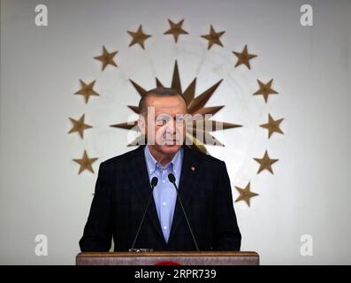 200328 -- ISTANBUL, 28. März 2020 Xinhua -- der türkische Präsident Erdogan spricht während einer Pressekonferenz in Istanbul, Türkei, am 27. März 2020. Der türkische Präsident Recep Tayyip Erdogan sagte am Freitag, dass alle internationalen Flüge im Rahmen der Bekämpfung von COVID-19 annulliert würden. XINHUA TÜRKEI-ISTANBUL-COVID-19-INTERNATIONALER FLUG ANNULLIERUNG PUBLICATIONXNOTXINXCHN Stockfoto