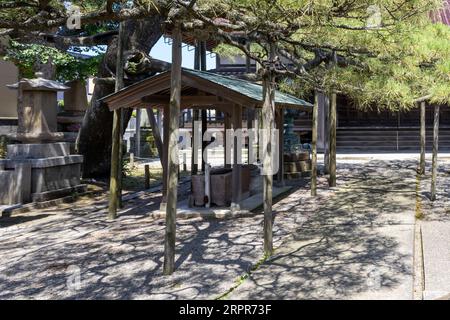 Hölzerner Temizuya-Pavillon oder Chouzuya für rituelles Händewaschen im buddhistischen Tempel Koenji, Kanaiwa, Kanazawa, Präfektur Ishikawa, Japan. Stockfoto