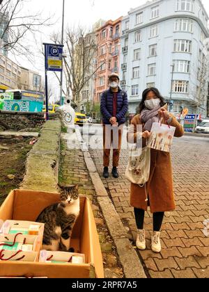 200328 -- ISTANBUL, 28. März 2020 Xinhua -- ein mit dem Handy aufgenommenes Foto zeigt einen chinesischen Studenten, der am 26. März 2020 medizinische Versorgung vom chinesischen Generalkonsulat in Istanbul, Türkei, erhält. Zu den medizinischen Hilfsmitteln gehören Masken, Desinfektionsmittel und Multivitamine. Xinhua TÜRKEI-ISTANBUL-COVID-19-CHINESISCHE STUDENTEN PUBLICATIONxNOTxINxCHN Stockfoto