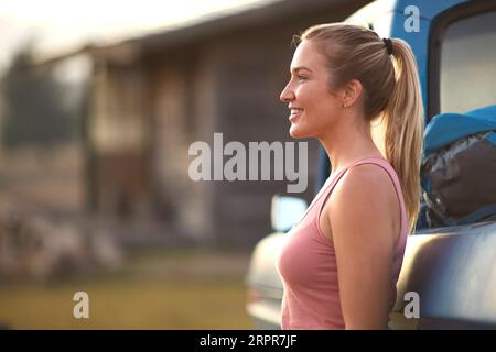 Junge Frau Mit Rucksack Im Pick-Up-Truck Auf Dem Road Trip Zur Hütte Auf Dem Land Stockfoto