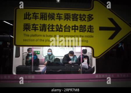 200328 -- WUHAN, 28. März 2020 -- Passagiere werden in einem Zug der Metro-Linie 2 in Wuhan, der zentralchinesischen Provinz Hubei, am 28. März 2020 gesehen. Wuhan, eine zentralchinesische Stadt, die sich einst im Epizentrum der COVID-19-Epidemie befand, nahm am Samstag ihren U-Bahn-Dienst wieder auf, nachdem sie wegen der Epidemie mehr als zwei Monate lang ausgesetzt war. Passagiere von sechs U-Bahn-Linien in der Hauptstadt der Provinz Hubei werden gebeten, ihre Gesundheits-QR-Codes mit echten Namensinformationen zu scannen und die Körpertemperatur vor dem Betreten der U-Bahn-Stationen zu überprüfen und während der gesamten Reise Gesichtsmasken zu tragen. CHINA-WUHAN-U-BAHN-WIEDERAUFNAHME Stockfoto