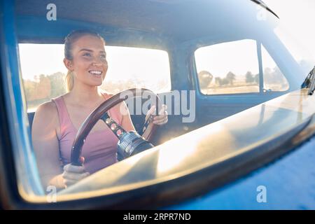 Eine Frau Auf Einem Roadtrip, Die Im Taxi Eines Pickup-Trucks Fährt Stockfoto