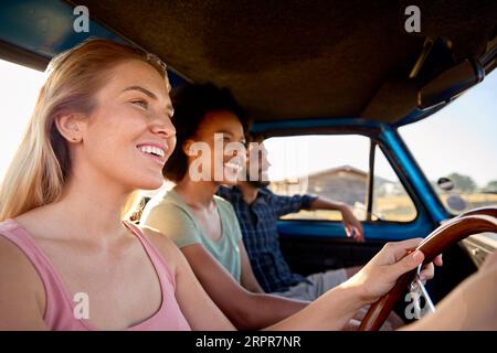 Gruppe Von Freunden Auf Road Trip Mit Dem Taxi Des Pick-Up-Trucks Stockfoto