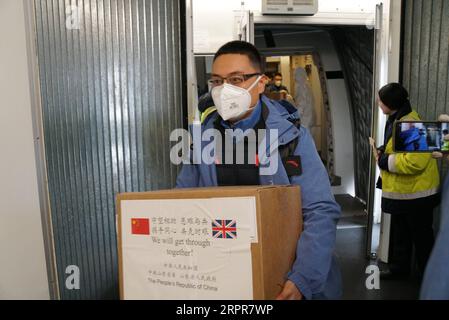 200328 -- LONDON, 28. März 2020 Xinhua -- Ein Team von medizinischen Arbeitern aus der ostchinesischen Provinz Shandong kommt am 28. März 2020 am Flughafen Heathrow in London an. Eine Gruppe chinesischer Mediziner kam am Samstag in London an, um bei der Bekämpfung von COVID-19 zu helfen. Das 15-köpfige Team aus der Provinz Shandong besteht aus sechs medizinischen Experten, die sich unter anderem auf Prävention und Bekämpfung von Krankheiten, traditionelle chinesische Medizin und westliche Medizin sowie psychologische Beratung spezialisiert haben. Shandong Medical Team/Handout via Xinhua GROSSBRITANNIEN-LONDON-CHINESISCHES MEDIZINISCHES TEAM-COVID-19-ARRIVAL PUBLICATIONxNOT Stockfoto