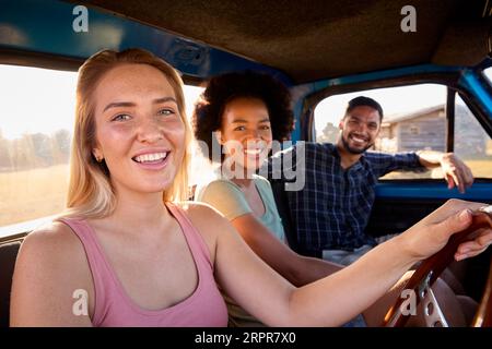 Porträt Einer Gruppe Von Freunden Auf Einem Roadtrip, Die Mit Dem Taxi Eines Pickup-Trucks Fahren Stockfoto