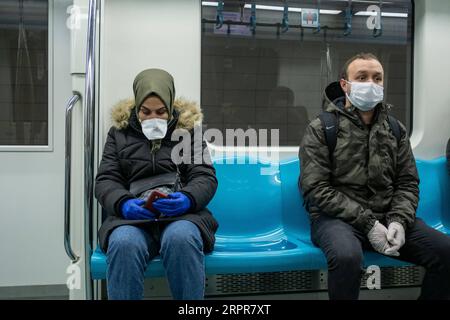 200328 -- ISTANBUL, 28. März 2020 Xinhua -- Passagiere mit Gesichtsmasken werden am 28. März 2020 in einem U-Bahn-Zug in Istanbul, Türkei, gesehen. In den letzten 24 Stunden in der Türkei verloren 16 weitere Menschen ihr Leben aufgrund von COVID-19, was die Zahl der Todesopfer auf 108 erhöht, sagte der türkische Gesundheitsminister Fahrettin Koca am Samstagabend. Die Gesamtzahl der COVID-19-Fälle sei in der Türkei auf 7.402 gestiegen, twitterte der Minister. Foto von Yasin Akgul/Xinhua TURKEY-ISTANBUL-COVID-19-CASES PUBLICATIONxNOTxINxCHN Stockfoto