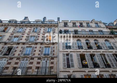 200329 -- PARIS, 29. März 2020 Xinhua -- der französische Tenor Stephane Senechal singt aus seinem Fenster für die Bewohner seiner Straße in Paris, Frankreich, 28. März 2020. Frankreich befindet sich in einem Lockdown, um die Ausbreitung der COVID-19-Pandemie einzudämmen. Foto von Aurelien Morissard/Xinhua FRANCE-PARIS-COVID-19-BALKON-MUSIKER PUBLICATIONxNOTxINxCHN Stockfoto