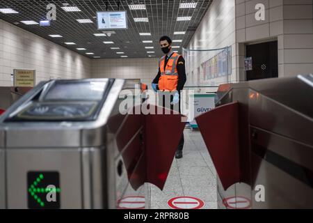 200328 -- ISTANBUL, 28. März 2020 Xinhua -- Ein U-Bahn-Mitarbeiter, der eine Gesichtsmaske trägt, arbeitet am 28. März 2020 in einer U-Bahn-Station in Istanbul, Türkei. In den letzten 24 Stunden in der Türkei verloren 16 weitere Menschen ihr Leben aufgrund von COVID-19, was die Zahl der Todesopfer auf 108 erhöht, sagte der türkische Gesundheitsminister Fahrettin Koca am Samstagabend. Die Gesamtzahl der COVID-19-Fälle sei in der Türkei auf 7.402 gestiegen, twitterte der Minister. Foto von Yasin Akgul/Xinhua TURKEY-ISTANBUL-COVID-19-CASES PUBLICATIONxNOTxINxCHN Stockfoto