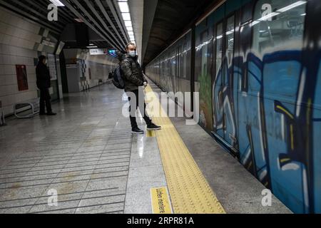 200328 -- ISTANBUL, 28. März 2020 Xinhua -- Passagiere mit Gesichtsmasken warten am 28. März 2020 auf einen U-Bahn-Zug an einer U-Bahn-Station in Istanbul, Türkei. In den letzten 24 Stunden in der Türkei verloren 16 weitere Menschen ihr Leben aufgrund von COVID-19, was die Zahl der Todesopfer auf 108 erhöht, sagte der türkische Gesundheitsminister Fahrettin Koca am Samstagabend. Die Gesamtzahl der COVID-19-Fälle sei in der Türkei auf 7.402 gestiegen, twitterte der Minister. Foto von Yasin Akgul/Xinhua TURKEY-ISTANBUL-COVID-19-CASES PUBLICATIONxNOTxINxCHN Stockfoto