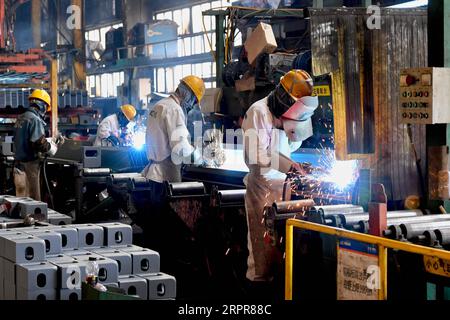 200329 -- ZHANGZHOU, 29. März 2020 -- Arbeiter schweißen Container bei Zhangzhou China International Marine Containers Group Ltd CIMC in Zhangzhou, Provinz Fujian im Südosten Chinas, 28. März 2020. Das Unternehmen beschleunigt die Wiederaufnahme von Arbeit und Produktion mit Maßnahmen zur Epidemieprävention gegen COVID-19. Mehr als 90 Prozent der Mitarbeiter sind auf ihre Posten zurückgekehrt. CHINA-FUJIAN-CONTAINER COMPANY-RESUMPTION CN JIANGXKEHONG PUBLICATIONXNOTXINXCHN Stockfoto