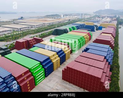 200329 -- ZHANGZHOU, 29. März 2020 -- Luftaufnahme am 28. März 2020 zeigt Container bei Zhangzhou China International Marine Containers Group Ltd CIMC in Zhangzhou, Provinz Fujian im Südosten Chinas. Das Unternehmen beschleunigt die Wiederaufnahme von Arbeit und Produktion mit Maßnahmen zur Epidemieprävention gegen COVID-19. Mehr als 90 Prozent der Mitarbeiter sind auf ihre Posten zurückgekehrt. CHINA-FUJIAN-CONTAINER COMPANY-RESUMPTION CN JIANGXKEHONG PUBLICATIONXNOTXINXCHN Stockfoto