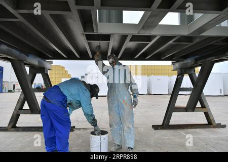 200329 -- ZHANGZHOU, 29. März 2020 -- Arbeiter beschichten einen Container mit Grundierung bei Zhangzhou China International Marine Containers Group Ltd CIMC in Zhangzhou, Provinz Fujian im Südosten Chinas, 28. März 2020. Das Unternehmen beschleunigt die Wiederaufnahme von Arbeit und Produktion mit Maßnahmen zur Epidemieprävention gegen COVID-19. Mehr als 90 Prozent der Mitarbeiter sind auf ihre Posten zurückgekehrt. CHINA-FUJIAN-CONTAINER COMPANY-RESUMPTION CN JIANGXKEHONG PUBLICATIONXNOTXINXCHN Stockfoto