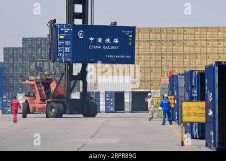 200329 -- ZHANGZHOU, 29. März 2020 -- Ein Container wird bei der Zhangzhou China International Marine Containers Group Ltd CIMC in Zhangzhou, Provinz Fujian im Südosten Chinas, 28. März 2020. Das Unternehmen beschleunigt die Wiederaufnahme von Arbeit und Produktion mit Maßnahmen zur Epidemieprävention gegen COVID-19. Mehr als 90 Prozent der Mitarbeiter sind auf ihre Posten zurückgekehrt. CHINA-FUJIAN-CONTAINER COMPANY-RESUMPTION CN JIANGXKEHONG PUBLICATIONXNOTXINXCHN Stockfoto