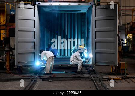 200329 -- ZHANGZHOU, 29. März 2020 -- Arbeiter schweißen einen Container bei Zhangzhou China International Marine Containers Group Ltd CIMC in Zhangzhou, Provinz Fujian im Südosten Chinas, 28. März 2020. Das Unternehmen beschleunigt die Wiederaufnahme von Arbeit und Produktion mit Maßnahmen zur Epidemieprävention gegen COVID-19. Mehr als 90 Prozent der Mitarbeiter sind auf ihre Posten zurückgekehrt. CHINA-FUJIAN-CONTAINER COMPANY-RESUMPTION CN JIANGXKEHONG PUBLICATIONXNOTXINXCHN Stockfoto