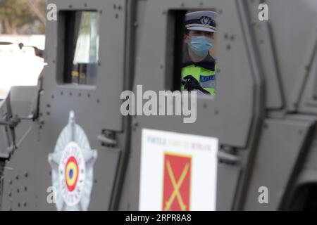 200329 -- BUKAREST, 29. März 2020 Xinhua -- Ein Polizist wird in Bukarest, Rumänien, 28. März 2020 gesehen. Rumänien kündigte eine landesweite Sperrung ab Mittwochmorgen an, nach einer Ausgangssperre, die bereits seit Sonntagabend eingeführt worden war. Das Land trat am 16. März in den Ausnahmezustand ein, nachdem die Zahl der COVID-19-Fälle 100 überschritten hatte. Foto von Cristian Cristel/Xinhua ROMANIA-BUKAREST-COVID-19-LOCKDOWN PUBLICATIONxNOTxINxCHN Stockfoto