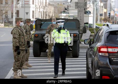 200329 -- BUKAREST, 29. März 2020 Xinhua -- Ein Polizist und Soldaten werden in Bukarest, Rumänien, 28. März 2020 gesehen. Rumänien kündigte eine landesweite Sperrung ab Mittwochmorgen an, nach einer Ausgangssperre, die bereits seit Sonntagabend eingeführt worden war. Das Land trat am 16. März in den Ausnahmezustand ein, nachdem die Zahl der COVID-19-Fälle 100 überschritten hatte. Foto von Cristian Cristel/Xinhua ROMANIA-BUKAREST-COVID-19-LOCKDOWN PUBLICATIONxNOTxINxCHN Stockfoto