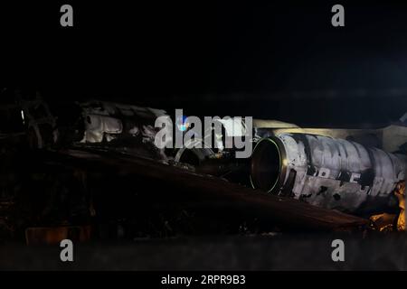 200329 -- MANILA, 29. März 2020 -- ein Notarbeiter überprüft das Wrack des Flugzeugs, das am Ende der Landebahn 24 am Ninoy Aquino International Airport in Manila, Philippinen, am 29. März 2020 abgestürzt ist. Ein kleines Flugzeug, das nach Japan flog, stürzte am Sonntagabend auf dem Ninoy Aquino International Airport in Manila ab und tötete alle acht Menschen an Bord, sagte die MIAA der Manila International Airport Authority. SPOT NEWSPHILIPPINES-MANILA-FLUGZEUGABSTURZ ROUELLExUMALI PUBLICATIONxNOTxINxCHN Stockfoto