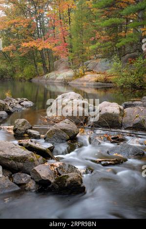 Im Herbst des Jahres ist Nord-Wisconsin ein Paradies für Reisende und Fotografen. Die herrlichen Herbstfarben und Wasserfälle sind spektakulär zu sehen. Stockfoto