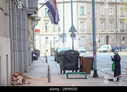 200329 -- ZAGREB, 29. März 2020 Xinhua -- Eine Frau schaut auf ein beschädigtes Gebäude im Zentrum von Zagreb, Kroatien, am 29. März 2020. Eine Reihe von Erdbeben traf die kroatische Hauptstadt Zagreb am 22. März und ließ rund 30 Menschen verletzt werden. Matija Habljak/Pixsell via Xinhua CROATIA-ZAGREB-EARTHQUAKE-AFTERMATH PUBLICATIONxNOTxINxCHN Stockfoto