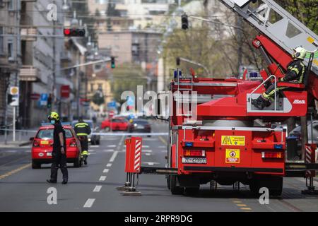 200329 -- ZAGREB, 29. März 2020 Xinhua -- Feuerwehrmänner reparieren Erdbeben beschädigte Dächer eine Woche nach Erdbeben im Zentrum von Zagreb, Kroatien, am 29. März 2020. Eine Reihe von Erdbeben traf die kroatische Hauptstadt Zagreb am 22. März und ließ rund 30 Menschen verletzt werden. Jurica Galoic/Pixsell via Xinhua CROATIA-ZAGREB-EARTHQUAKE-AFTERMATH PUBLICATIONxNOTxINxCHN Stockfoto