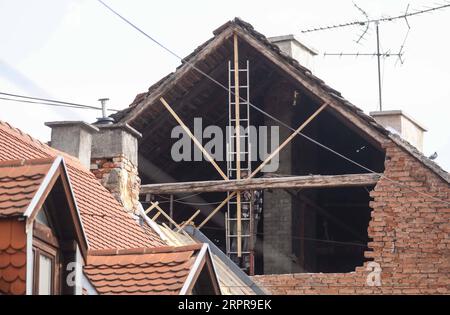 200329 -- ZAGREB, 29. März 2020 Xinhua -- Ein Mann repariert am 29. März 2020 eine durch Beben beschädigte Mauer im Zentrum von Zagreb, Kroatien. Eine Reihe von Erdbeben traf die kroatische Hauptstadt Zagreb am 22. März und ließ rund 30 Menschen verletzt werden. Jurica Galoic/Pixsell via Xinhua CROATIA-ZAGREB-EARTHQUAKE-AFTERMATH PUBLICATIONxNOTxINxCHN Stockfoto