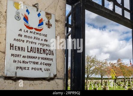 Familiengebet an gefallenen Soldaten in einer Gedenkkapelle neben Französisch auf dem Friedhof in Rancourt, Somme, Frankreich Stockfoto