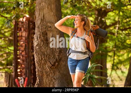 Frau Mit Rucksack Im Urlaub Wandern Auf Dem Trail Durch Die Waldlandschaft Stockfoto