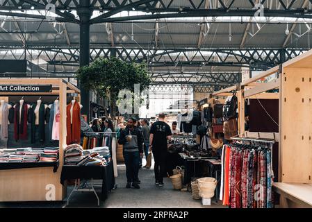 London, Großbritannien - 25. August 2023: Old Spitalfields Market ist der ursprüngliche East London Market Place. Einzelhändler, Restaurants, Marktstände und Street Food Stockfoto