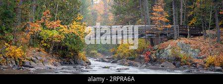 Im Herbst des Jahres ist Nord-Wisconsin ein Paradies für Reisende und Fotografen. Die herrlichen Herbstfarben und Wasserfälle sind spektakulär zu sehen. Stockfoto