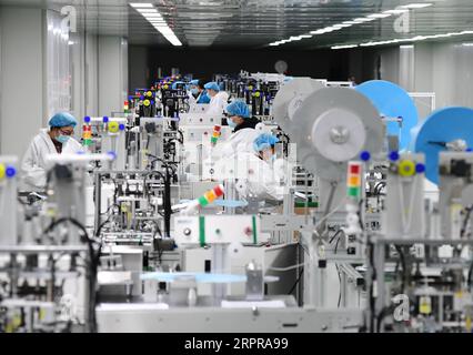 200330 -- TANGSHAN, 30. März 2020 -- Mitarbeiter arbeiten in einer Werkstatt zur Herstellung medizinischer Masken in Tangshan, nordchinesische Provinz Hebei, 30. März 2020. Ein von den lokalen Behörden zugelassenes Gerätehersteller in Tangshan hat ein Unternehmen zur Herstellung von Gesichtsmasken gegründet, um die Versorgung mit Gesichtsmasken im Kampf gegen die neuartige Coronavirus-Epidemie sicherzustellen. CHINA-HEBEI-TANGSHAN-COVID-19-FACIAL MASKS-PRODUCTION CN YANGXSHIYAO PUBLICATIONXNOTXINXCHN Stockfoto