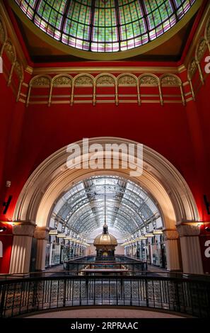 200330 -- SYDNEY, 30. März 2020 -- Foto aufgenommen am 30. März 2020 zeigt Queen Victoria Building mit geschlossenen Geschäften in Sydney, Australien. Soziale Zusammenkünfte waren auf zwei Personen in wichtigen australischen bundesstaaten beschränkt, da die Zahl der COVID-19-Fälle landesweit 4.000 betrug und die Zahl der durch Viren verursachten Todesfälle 18 betrug. AUSTRALIEN-SYDNEY-COVID-19-MEASURES BaixXuefei PUBLICATIONxNOTxINxCHN Stockfoto