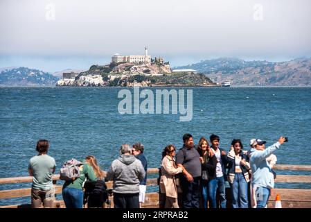 Blick auf die Insel Alcatraz mit Touristen im Vordergrund Stockfoto