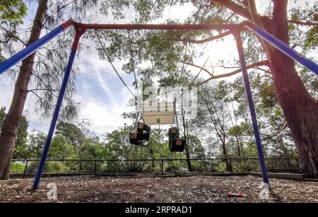 200330 -- SYDNEY, 30. März 2020 -- Eine Schaukelanlage ist am 29. März 2020 in Sydney, Australien, geschlossen. Soziale Zusammenkünfte waren auf zwei Personen in wichtigen australischen bundesstaaten beschränkt, da die Zahl der COVID-19-Fälle landesweit 4.000 betrug und die Zahl der durch Viren verursachten Todesfälle 18 betrug. AUSTRALIEN-SYDNEY-COVID-19-MEASURES BaixXuefei PUBLICATIONxNOTxINxCHN Stockfoto