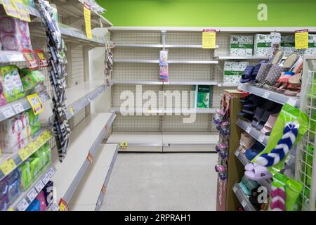 200330 -- TAIPEI, 30. März 2020 -- die Kaufbeschränkung ist auf dem leeren Regal für Tissuepapier in einem Supermarkt in Taipei, Taiwan im Südosten Chinas, 30. März 2020 zu sehen. Die Gesamtzahl der neuartigen COVID-19-Fälle von Coronavirus in Taiwan ist um acht auf 306 gestiegen, sagte die Epidemie-Überwachungsbehörde der Insel am Montag. CHINA-TAIPEI-COVID-19-DAILY LIFE CN JINXLIWANG PUBLICATIONXNOTXINXCHN Stockfoto