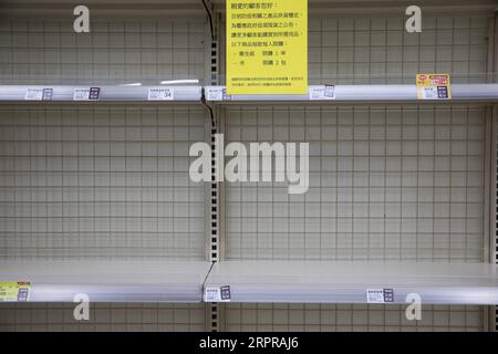 200330 -- TAIPEI, 30. März 2020 -- die Kaufbeschränkung ist auf dem leeren Regal für Tissuepapier in einem Supermarkt in Taipei, Taiwan im Südosten Chinas, 30. März 2020 zu sehen. Die Gesamtzahl der neuartigen COVID-19-Fälle von Coronavirus in Taiwan ist um acht auf 306 gestiegen, sagte die Epidemie-Überwachungsbehörde der Insel am Montag. CHINA-TAIPEI-COVID-19-DAILY LIFE CN JINXLIWANG PUBLICATIONXNOTXINXCHN Stockfoto