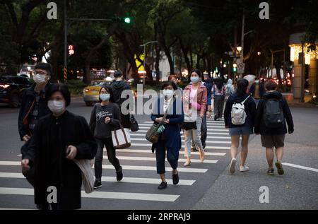 200330 -- TAIPEI, 30. März 2020 -- Menschen mit Masken gehen auf der Straße in Taipei, Südostchinas Taiwan, 30. März 2020. Die Gesamtzahl der neuartigen COVID-19-Fälle von Coronavirus in Taiwan ist um acht auf 306 gestiegen, sagte die Epidemie-Überwachungsbehörde der Insel am Montag. CHINA-TAIPEI-COVID-19-DAILY LIFE CN JINXLIWANG PUBLICATIONXNOTXINXCHN Stockfoto