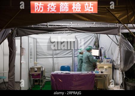 200330 -- TAIPEI, 30. März 2020 -- medizinische Mitarbeiter sind auf der Screening-Station für mögliche COVID-19-Fälle in einem Krankenhaus in Taipei, Südostchinas Taiwan, 30. März 2020 beschäftigt. Die Gesamtzahl der neuartigen COVID-19-Fälle von Coronavirus in Taiwan ist um acht auf 306 gestiegen, sagte die Epidemie-Überwachungsbehörde der Insel am Montag. CHINA-TAIPEI-COVID-19-DAILY LIFE CN JINXLIWANG PUBLICATIONXNOTXINXCHN Stockfoto