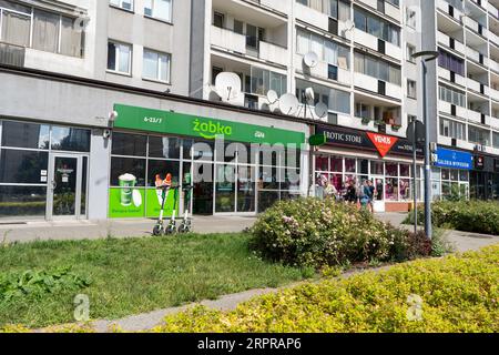 Schild des polnischen Lebensmittelgeschäfts ZABKA Cafe. Supermarkt mit grünem Schild. Hausfassade. Straßengeschäft. Warschau, Polen - 26. Juli 2023. Stockfoto