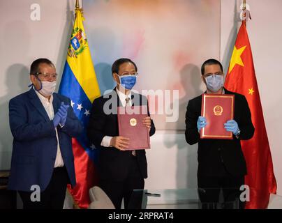 200331 -- LA GUAIRA, 31. März 2020 Xinhua -- der venezolanische Außenminister Jorge Arreaza R und der chinesische Botschafter in Venezuela Li Baorong C posieren auf der Zeremonie der Übergabe von medizinischen Hilfsgütern aus China in Caracas, Venezuela, am 30. März 2020. China hat ein Team von medizinischen Experten nach Venezuela entsandt, um dem Land bei der Bekämpfung der COVID-19-Pandemie zu helfen, teilte die Sprecherin des Außenministeriums, Hua Chunying, am Montag mit. Das Team ist am Montag angekommen, sagte sie. Xinhua/Marcos Salgado VENEZUELA-LA GUAIRA-COVID-19-CHINA-ASSISTANCE PUBLICATIONxNOTxINxCHN Stockfoto