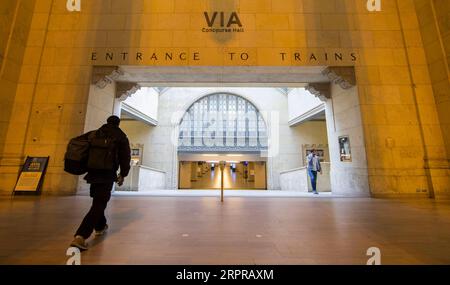 200330 -- TORONTO, 30. März 2020 -- Ein Reisender kommt am 30. März 2020 an der Union Station in Toronto, Kanada an. Am Montag, 14 Uhr Canada Eastern Time, gab es 7.288 bestätigte COVID-19-Fälle und 70 Todesfälle in Kanada. Foto von /Xinhua CANADA-TORONTO-COVID-19-MEASURES ZouxZheng PUBLICATIONxNOTxINxCHN Stockfoto