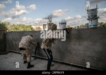 200330 -- TRIPOLI, 30. März 2020 -- Eine von der UNO unterstützte Regierung der Nationalen Übereinkunft GNA-Kampffeuer während der Zusammenstöße mit der libyschen Nationalarmee LNA an der Front von Ain-Zara in Tripoli, Libyen, am 30. März 2020. Foto: /Xinhua LIBYA-TRIPOLI-FRONT LINE AmruxSalahuddien PUBLICATIONxNOTxINxCHN Stockfoto