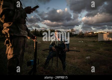 200330 -- TRIPOLI, 30. März 2020 -- UN-unterstützte GNA-Kämpfer der Regierung von National Accord werden bei den Zusammenstößen mit der libyschen Nationalarmee LNA an der Front von Ain-Zara in Tripoli, Libyen, am 30. März 2020 gesehen. Foto: /Xinhua LIBYA-TRIPOLI-FRONT LINE AmruxSalahuddien PUBLICATIONxNOTxINxCHN Stockfoto